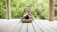 Esse tipo de leitura estimula pensamento crítico e capacidade de análise, mas vem sofrendo cada vez mais a concorrência das plataformas digitais.