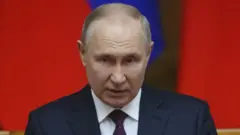 Vladimir Putin en dando un discurso.