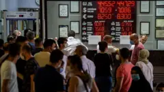 Wall Street Journal (WSJ) gazetesi, Türk Lirası'nın oynaklığının önüne geçmek için Türkiye'nin elinde olan seçeneklerin tükendiğine dair yatırımcıların endişelendiğini kaleme aldı.