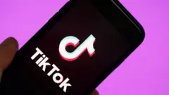 Logo TikTok di telepon