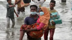 Warga melakukan evakuasi paksa pengungsi etnis Rohingya dari kapal di pesisir pantai Lancok, Kecamatan Syantalira Bayu, Aceh Utara, Aceh, Kamis (25/06).