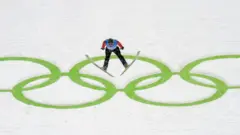 Лыжник с олимипийскими кольцами