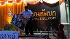 ผู้ชายฉีกรูป ผบ.ทบ. หน้ากองทัพบก