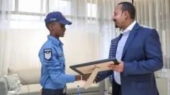 ቀዳማይ ሚንስትር ኣብይ ኣሕመድ ንዋና ሳጂን ሲራጅ ስልማት ወረቐት ምስክር እናበርከቱ