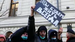 «Хорижий агентлар» қонунига кўра, бу рўйхатга тушган ташкилотлар ҳар бир нашрларида ўзларига «хорижий агент» деган тамға қўйишлари керак.