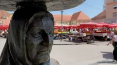 statua Kumice na ulazu Dolca