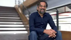आफ्नो कार्यालयमा श्रीधर