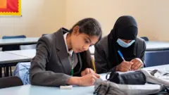 أطفال مدارس