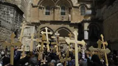 Fachada del Santo Sepulcro durante las celebracione de Semana Santa.