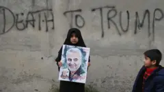Kasım Süleymani'nin öldürülmesinden sonra İran sokaklarına "Trump'a Ölüm" sloganları yazıldı