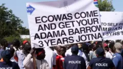 "Three Years Jotna" signifie en wolof trois ans se sont écoulés
