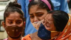હૉસ્પિટલ આગળ કલ્પાંત કરી રહેલા પરિવારજનો