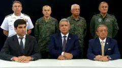Lenín Moreno junto al mando militar.