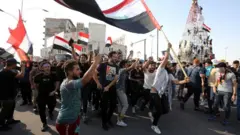 • معترضان مخالف دولت عراق خواهان اجرای عدالت در رابطه با افرادی هستند که از سال ۲۰۱۹ تاکنون کشته شده‌اند