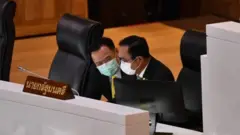 นายอนุทิน ชาญวีรกูล หารือกับ พล.อ. ประยุทธ์ จันทร์โอชา ระหว่างการประชุมสภา 31 พ.ค.