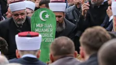 Kavazović je u obraćanju istakao da Zukorlić nikoga nije ostavljao ravnodušnim kao i da je uživao veliko poštovanje i među protivnicima.