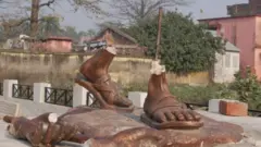 महात्मा गांधी की टूटी प्रतिमा