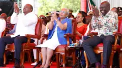 Pirezidaanti Uhuruu Keenyaataa(bitaa) fi Itti Aanaa isaanii Wiiliyaam Ruutoo(mirga) uffata Keenyaa keessatti hojjetame uffatanii