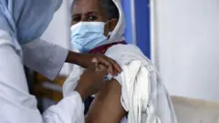 ሓንቲ ኣደ ክታበት ኣስትራዘኔካ እናወሰደት፡ ካዛንቺስ ኣዲስ ኣበባ ኢትዮጵያ 14 ሚያዝያ 2021