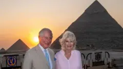 تشارلز وكاميلا أمام أهرامات الجيزة