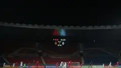 텅 빈 경기장에서 월드컵 아시아지역 2차 예선 승부 펼치는 한국-북한