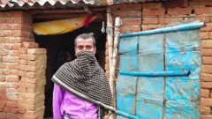 मजदूरों की आंखों के सामने अंधेरा है और दिमाग खाली