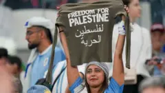 تماشاچی‌ها در قطر آزادند که شعارهایی در حمایت از فلسطین سر بدهند