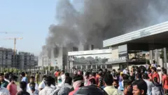 Abakozi bahagaze hanze y'ahadutse umuriro mu kigo ca Serum Institute i Pune mu Buhindi