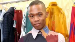 Thebe Magugu aliwashinda watu wengine 1,700 waliopigania tuzo ya kijana mdogo ya mitindo ya mavazi - LVMH