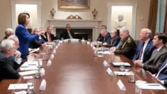 Bức ảnh Chủ tịch Hạ viện Pelosi chỉ tay vào Tổng thống Trump trong cuộc họp ở Nhà Trắng hôm 17/10.