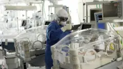 Les bébés sont gardés dans une salle d'isolement, similaire à celle de Toluca, au centre du Mexique