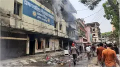 রবিবার হরতাল পালনের সময় ব্রাহ্মণবাড়িয়ার পৌরসভা ভবনে আগুন দেয় অজ্ঞাতরা।