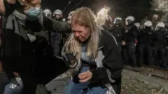 Поліція застосувала перцевий газ, щоби відтіснити протестувальників