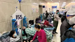 مرضى بكوفيد في ممر مستشفى
