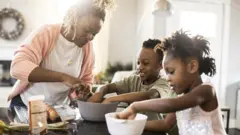 Les changements dans le cerveau des mères peuvent durer des années. Une mère cuisinant avec son fils et sa fille