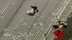 Toalet papir ispao iz kamiona, zastoj na autoputu u Kaliforniji