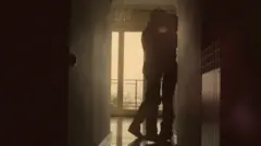 Casal se beijando na contraluz