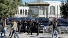 قوات أمن أمام البرلمان التونسي