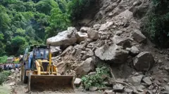 हिमाचल प्रदेश में दरकते पहाड़