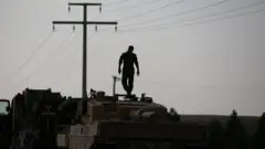 Ceylanpınar yakınında tankın üstündeki bir Türk askeri