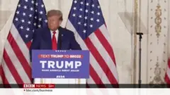 ရုံးတော်မှာ စစ်ဆေးခံရပြီးနောက် ထရမ့် လူရှေ့ထွက်လာ