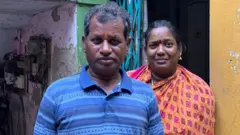 தமது மனைவியுடன் மீனவர் கேசவராமன்