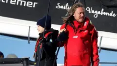 পরিবেশ দূষণ এড়াতে বিমানের বদলে পালতোলা নৌকায় চলাফেরা করেন গ্রেটা থুনবার্গ