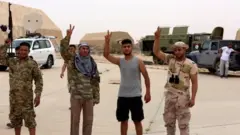 Vatiyye Hava Üssü'nü ele geçiren Libya Ulusal Mutabakat Hükümeti'ne nağlı güçler