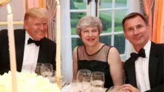 Uhereye ibumoso ujya iburyo: Perezida Donald Trump w'Amerika, Minisitiri w'intebe w'Ubwongereza Theresa May na Jeremy Hunt, umunyamabanga ushinze ububanyi n'amahanga w'Ubwongereza