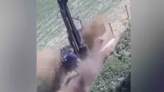 شاهد إفلات رجل من انفجار للغاز وقع تحت قدميه