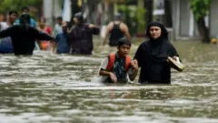 Pessoas em cidade inundada
