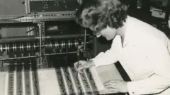 Daphne Oram con el Oramics
