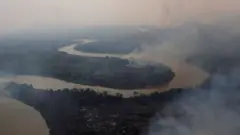 Uma vista aérea mostra a fumaça subindo no ar ao redor do rio Cuiabá, no Pantanal, a maior área úmida do mundo, em Pocone, estado de Mato Grosso, Brasil,