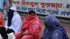 ত্রান সংগ্রহের পর নারীরা ফুটপাতে বসে আছেন